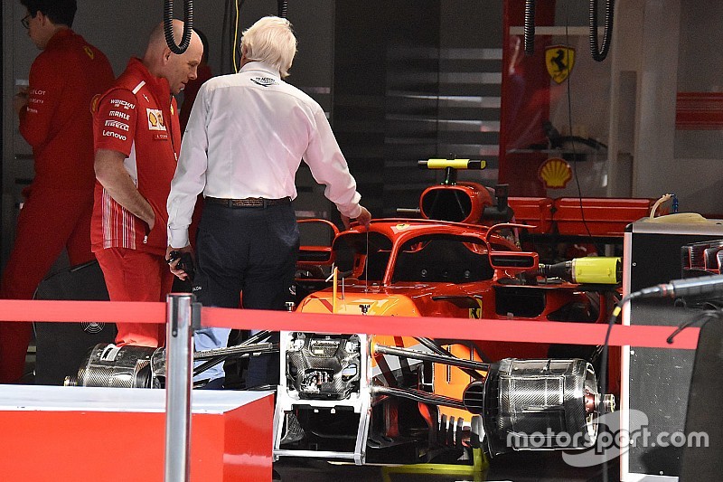 Charlie Whiting besucht Ferrari-Box: Sind Rückspiegel legal?