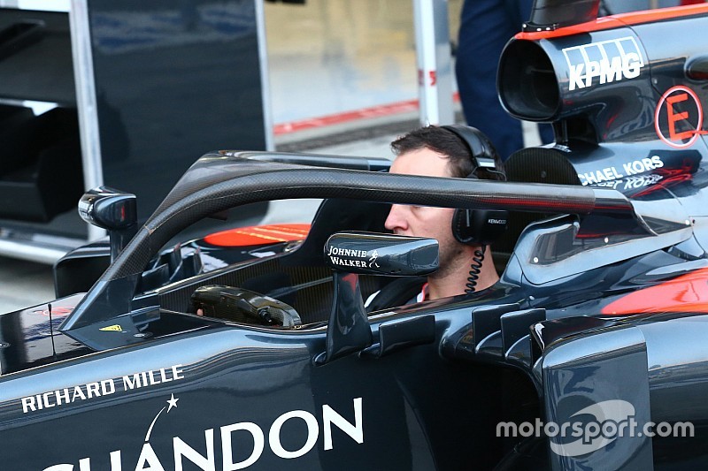 Alonso en Hamilton testen Halo in Singapore
