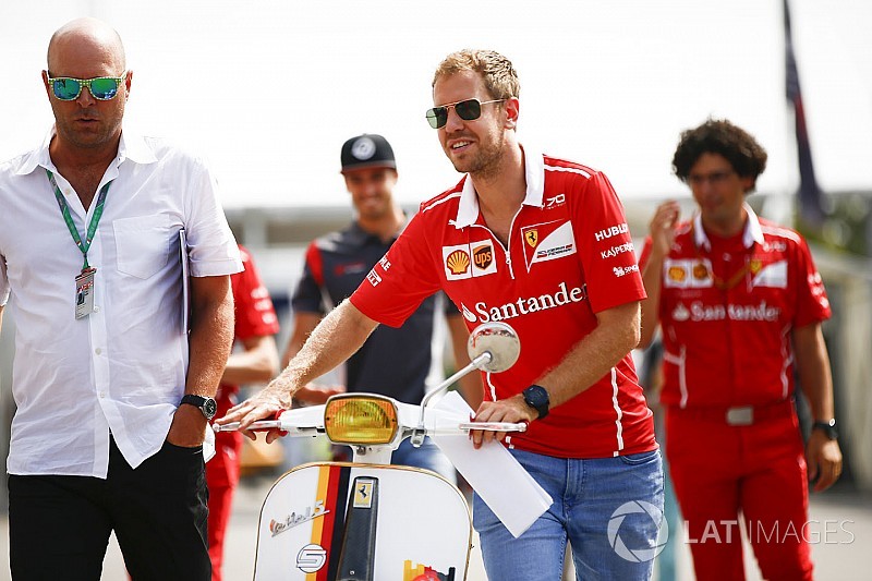 Vettel egy Ferrarival gurult be a paddockba