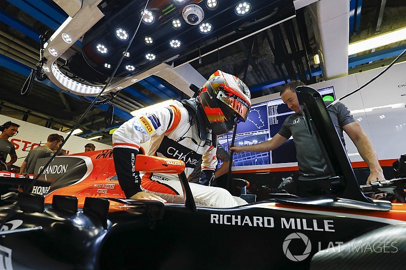 McLaren tentukan mesin 2018 dari performa, bukan finansial