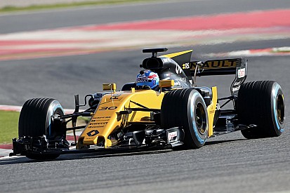 Los autos 2017 de Renault y Haas tomaron la pista en Barcelona