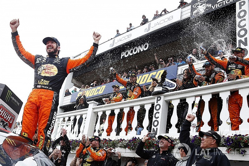 Truex supera a Larson y vence en Pocono