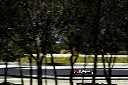 Videón Ericsson látványos becsapódása és a lángoló Sauber