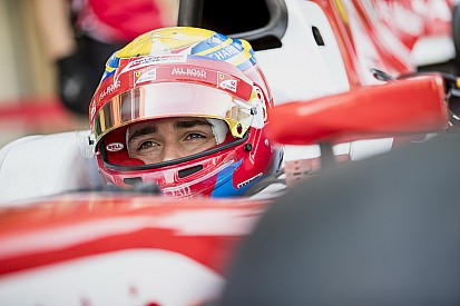 VIDEO: Leclerc graba con su celular a bordo del auto en prueba de F2