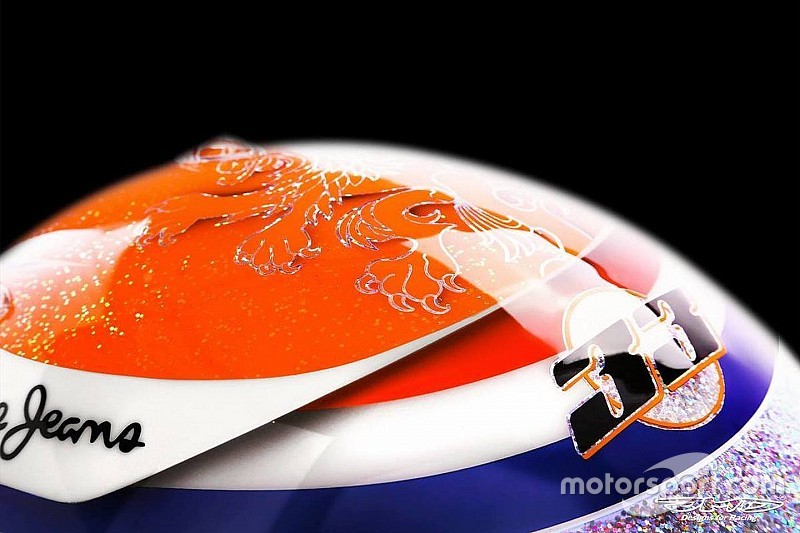 Verstappen 'schittert' in Singapore met speciale helm