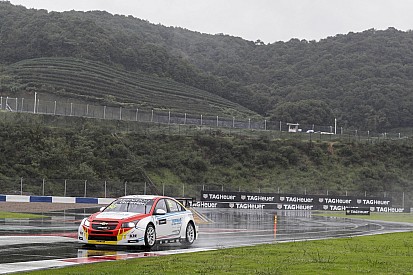 WTCC в Китаї: Герріері блискуче виграв дощову першу гонку