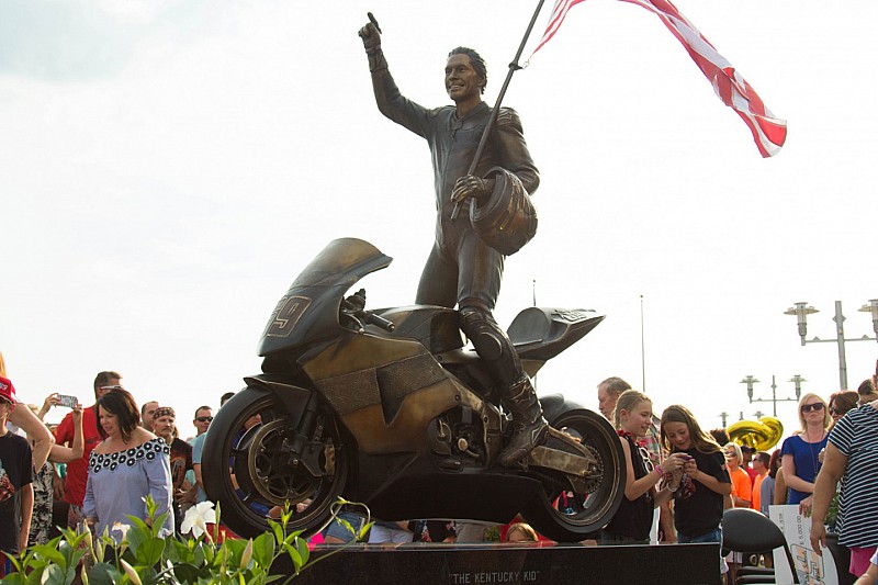 Patung peringatan Nicky Hayden diresmikan di Owensboro