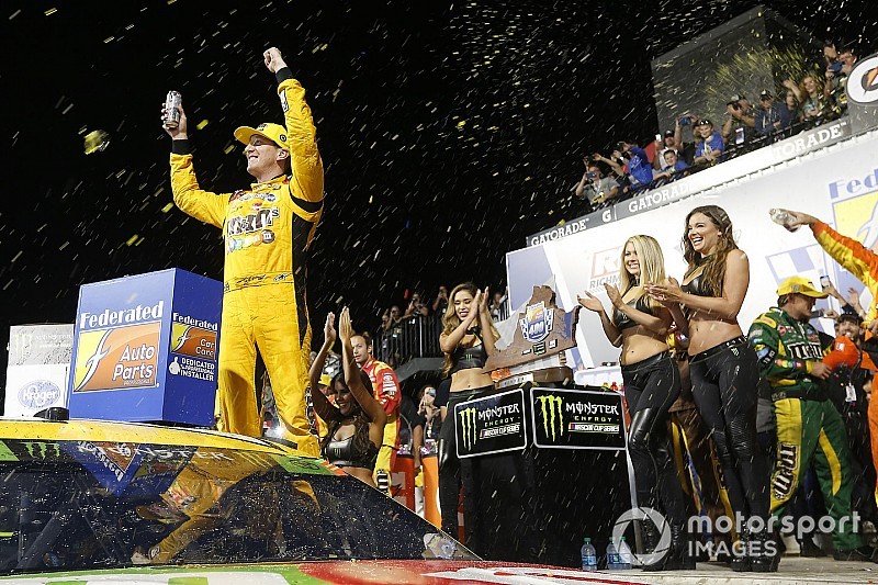 Kyle Busch supera a Kevin Harvick y suma su triunfo 50 en la Copa