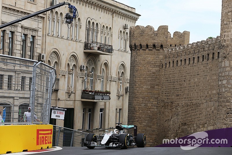 Ricciardo prueba los muros de Bakú