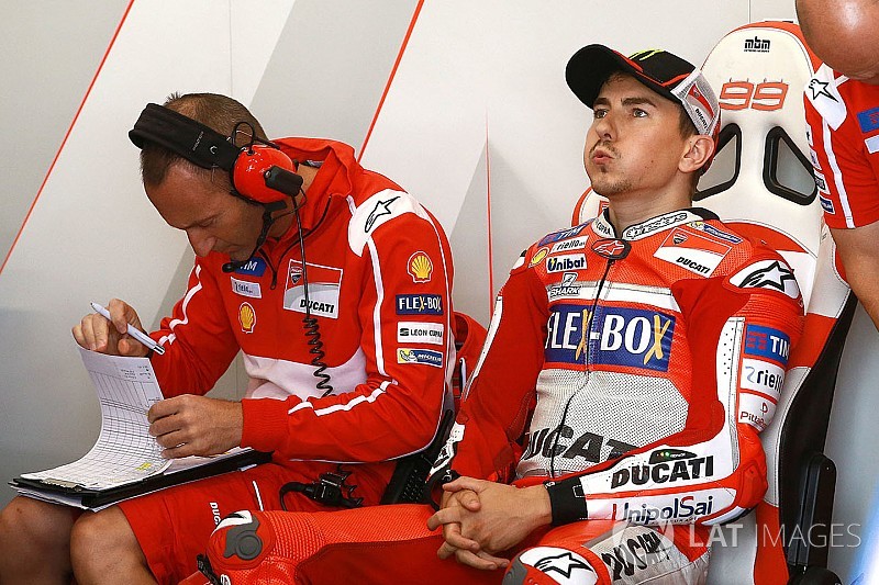 Lorenzo: “Tengo que hacer las mil y una para sacar rendimiento a la moto”