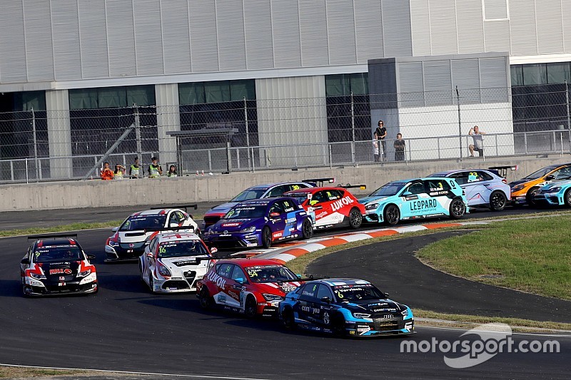 GALERI: Parade mobil-mobil touring TCR