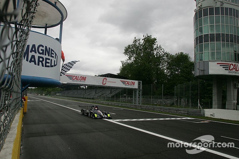 Davide Uboldi si impone sul bagnato in Gara 1 a Monza