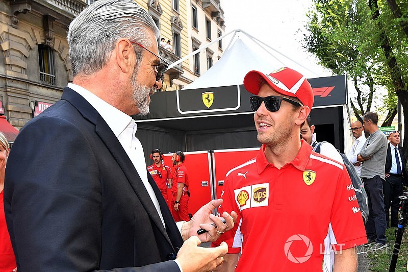 Vettel crasht tijdens F1-demonstratie in Milaan
