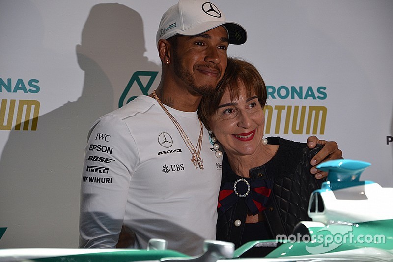No Brasil, Hamilton lembra ídolo Ayrton Senna e ataca Halo