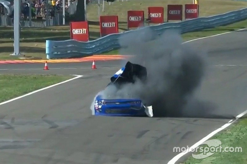 NASCAR вилучив машину Коупа після дивного вибуху – відео