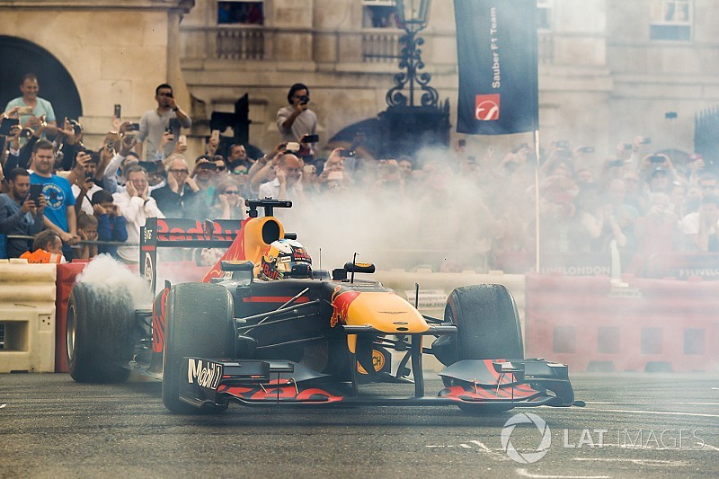 F1 Live gösterisi beş farklı şehirde yapılabilir