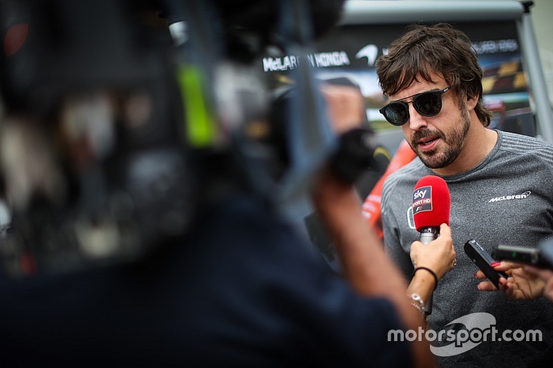 «Спрашивайте McLaren». Алонсо отказался говорить о пятничной поломке