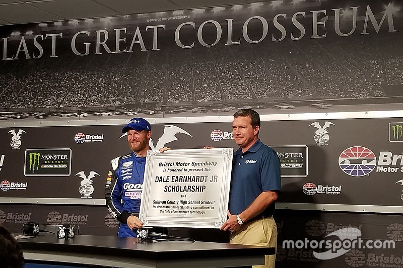 El Bristol Motor Speedway rinde homenaje a Dale Earnhardt Jr.