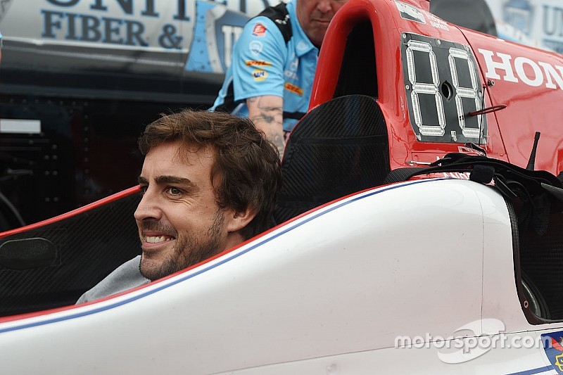 Смотрины. Первый день Алонсо в IndyCar в фотографиях