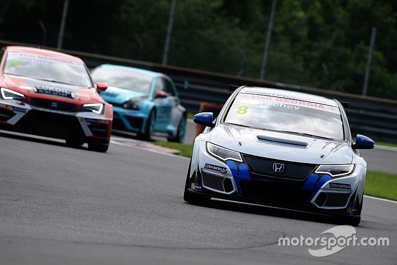 Grachev trionfa a sorpresa in Gara 1 al Salzburgring