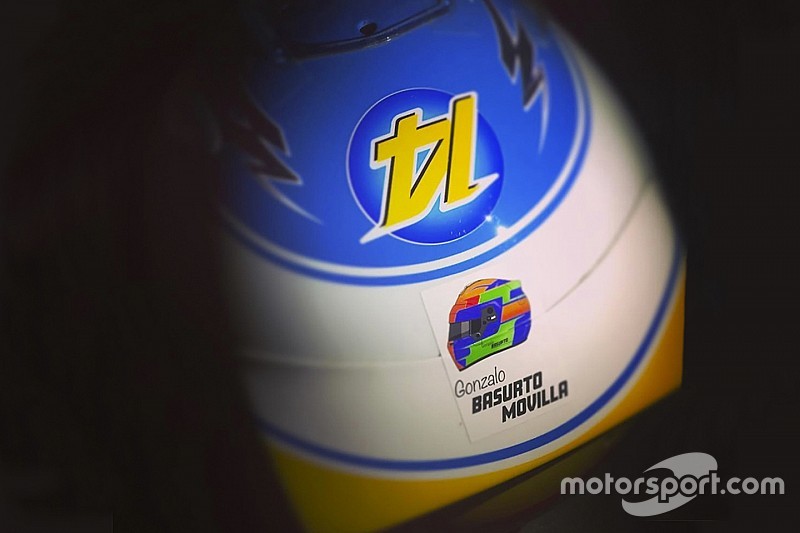 Alonso homenajea a Gonzalo Basurto en su casco: