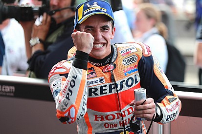 Honda-teambaas lovend over Marquez: “Hij gedraagt zich niet als een superster”