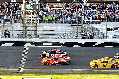 Fotofinish beim Daytona 500: Denny Hamlin bezwingt Martin Truex Jr.