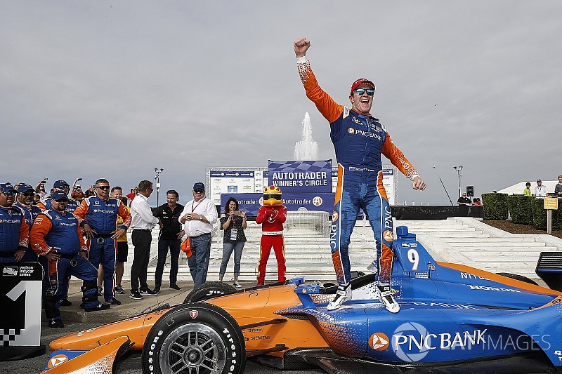 Dixon gana en Detroit y llega a 42 victorias