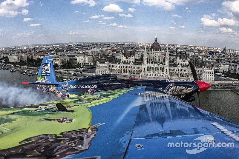 54 perc és 85 ember - így készül az Air Race pályája Budapesten