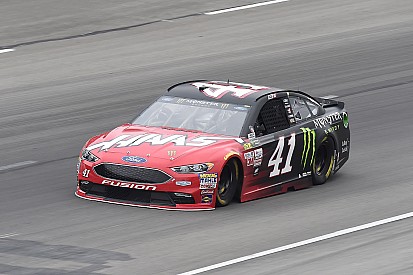 Kurt Busch conquista la pole e centra il nuovo record della pista in Texas