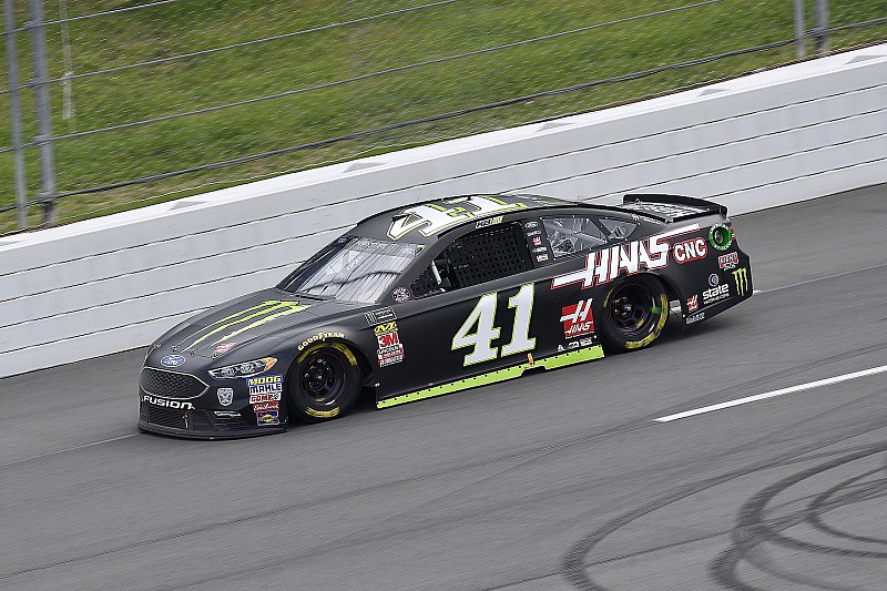 Kurt Busch toma la pole position en Michigan y Suárez 22