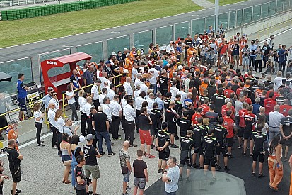 Minuto di silenzio del Paddock SBK in ricordo di Pirovano e Salom
