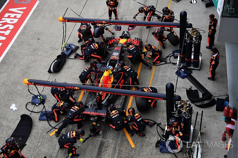 A Red Bull és Verstappen hihetetlenül gyors bokszkiállása Sepangból (videó)