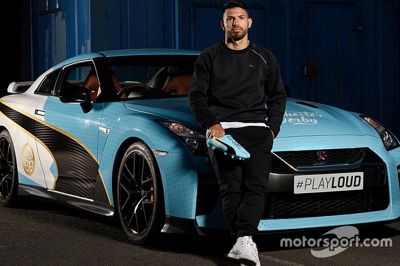 El Kun Agüero y el Nissan GTR con los colores del Manchester City