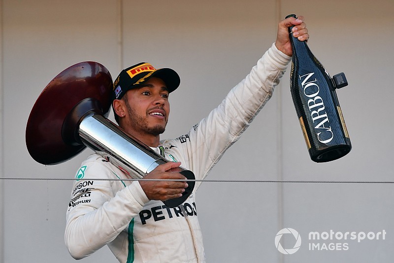 Így lubickolt Hamilton a győzelmi mámor tengerében Japánban