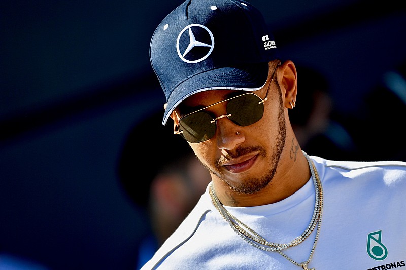 Хэмилтон продлил контракт с Mercedes