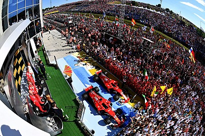 Fotoğrafın ardındaki hikaye: Vettel kutlamaların tadını çıkarıyor