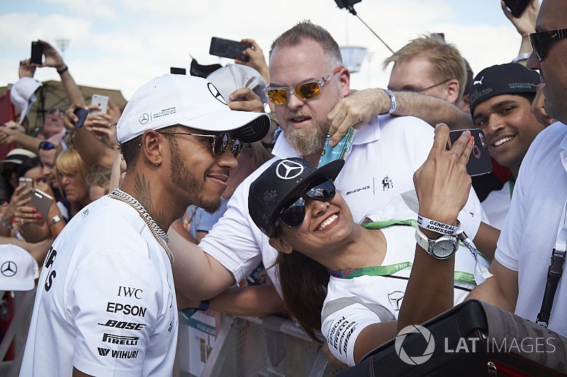 Hamilton sorprende y borra publicaciones en Instagram
