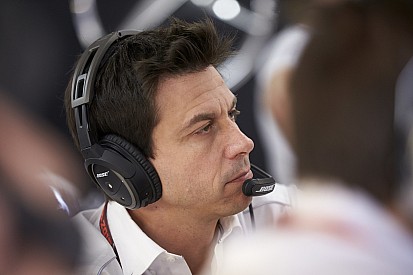 Wolff: "L'ingresso della pit lane è pericoloso: il nostro team è molto esposto"