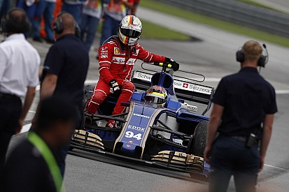 Vettel: nem az én hibám, ha valaki belemegy egy másik autóba gumigyűjtés közben