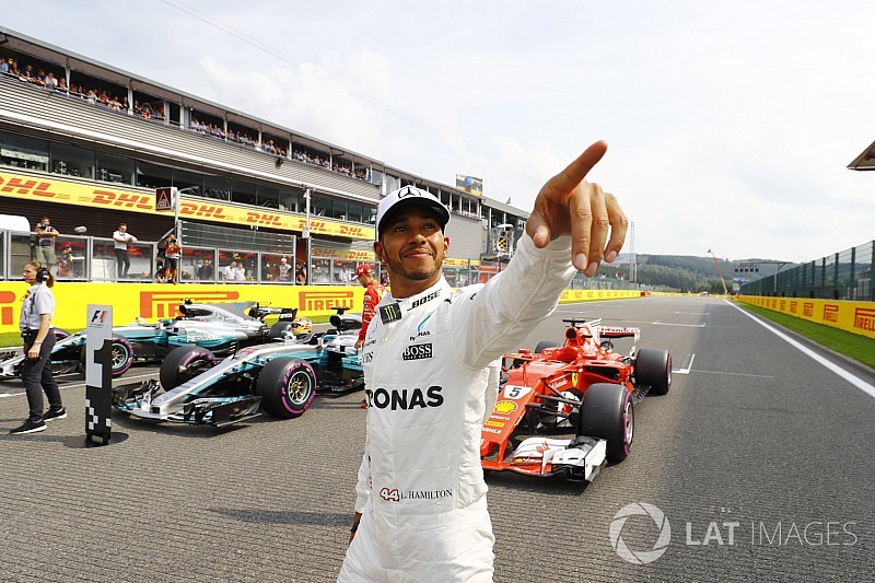 Hamilton merasa terhormat bisa sejajar dengan Schumacher