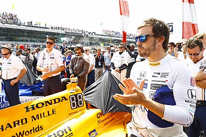 Alonso piensa más allá del "pequeño mundo de la Fórmula 1"
