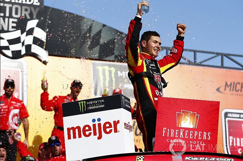 Larson se lleva el triunfo de Michigan tras superar a Kyle Busch