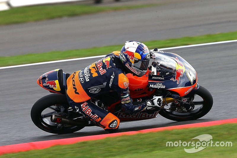 Moto3 Silverstone: Menangi duel ketat, Binder kokoh di puncak klasemen