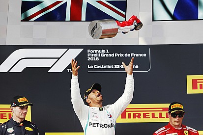 Winnende Hamilton tevreden, maar verbaasd over magere straf Vettel