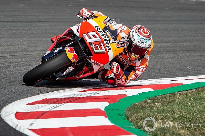 Crutchlow: Marquez'in kurtarışları bizi kötü gösteriyor