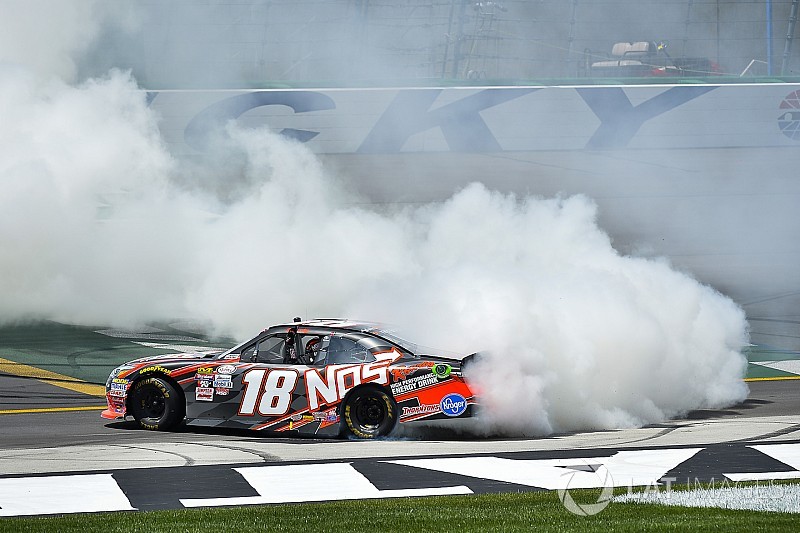 Kyle Busch retiene a Ryan Blaney para ganar la Xfinity en Kentucky