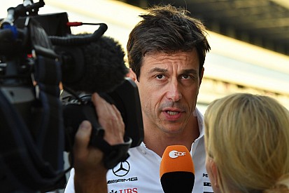 Wolff takes blame for distraction that delayed Hamilton stop