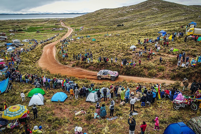 VIDEO: La etapa 7 del Rally Dakar para autos y motos