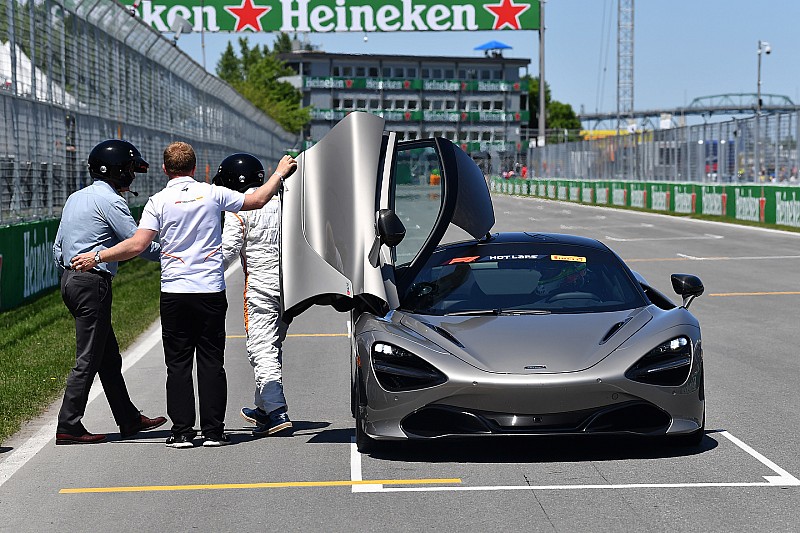 Nehéz rá szavakat találni: rajongói kör egy McLarenben az F1-es pályán
